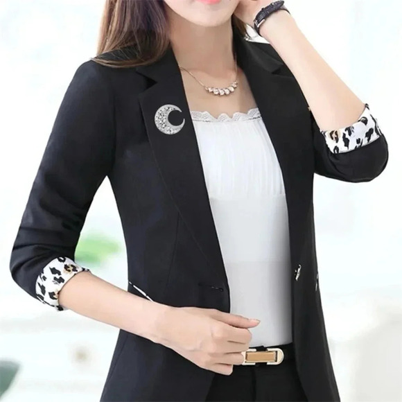 VQ Moon Brooch - Picture 2 of 6